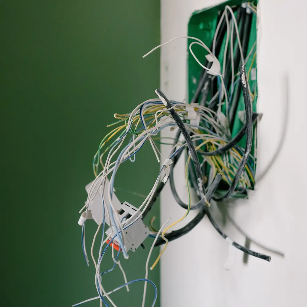 Elektromos hálózat kiépítése – villanyszerelő munka közben